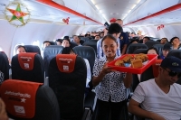 Ai cho phép bà Tân Vlog đưa bánh Trung thu \'siêu to\' lên máy bay