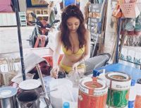 Trung Quốc: Cô gái mặc bikini bán trà sữa gây xôn xao